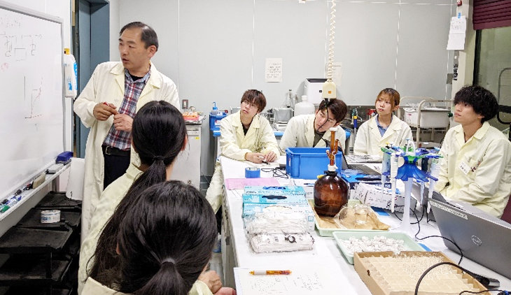 静岡大学における放射化学実習の様子